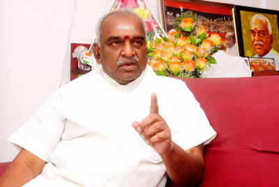 Slipper hurled at BJP minister Pon Radhakrishnan in deceased JNU scholar Muthu Krishnan's house