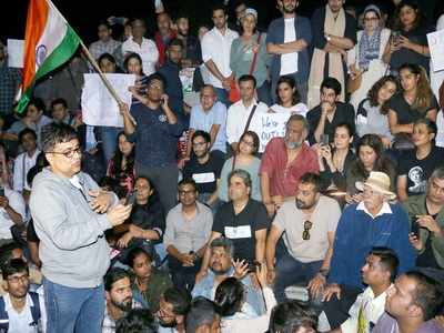 Anubhav Sinha, Anurag Kashyap, Dia Mirza, Taapsee Pannu and more out on Carter Road to condemn JNU violence
