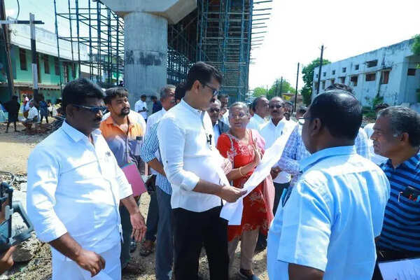 Durai Vaiko reviews five key bridge works in Trichy city