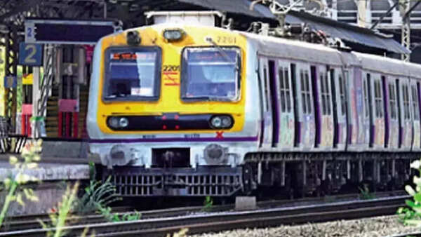 Central Railway signal failure near Titwala in Maharashtra disrupts local train services