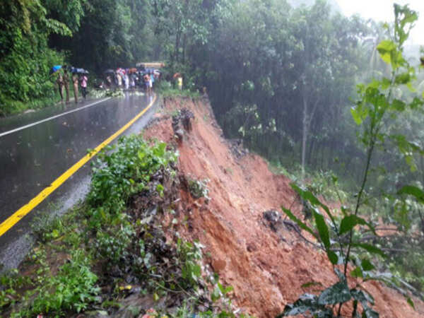 Landslides on Doon-Mussoorie road disrupt traffic, commuters hassled
