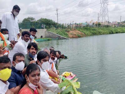 Basavanapura Lake fills up, residents celebrate