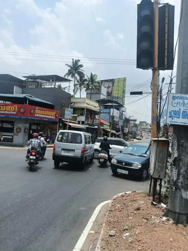 Defunct signals turn Alamcode junction into a safety hazard