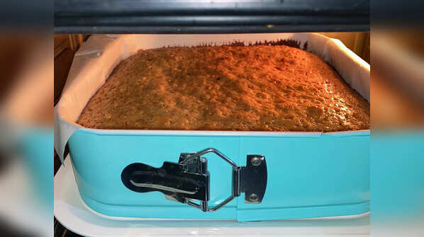 ​Fitting butter paper in a pan
