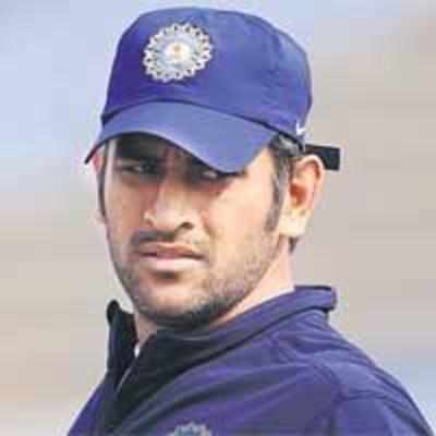 Back injury rules Dhoni out; Sehwag to lead