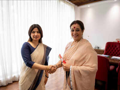 Shatrughan Sinha's wife Poonam Sinha joins Samajwadi Party; to take on Rajnath Singh in Lucknow