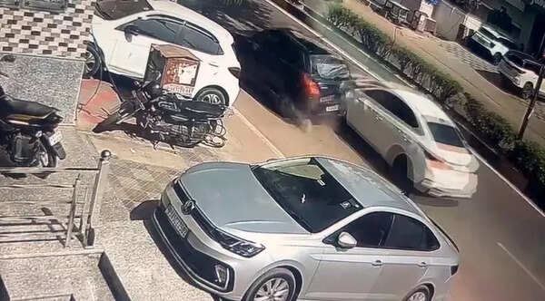 Overspeeding car hits 3 vehicles in Jaipur