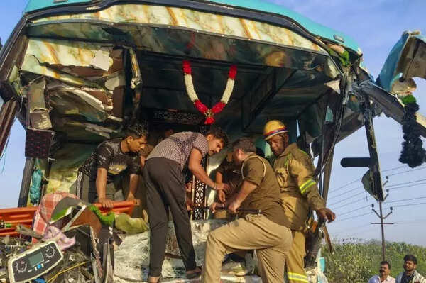 60-yr-old Nashik woman dies, 45 injured as Ayodhya-bound tourist bus rams truck in Kanpur