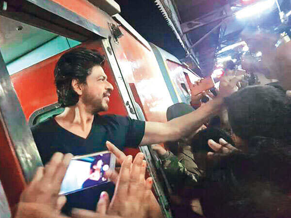 FIR against SRK for 'rioting', 'damaging railway property' in Kota during #RaeesByRail