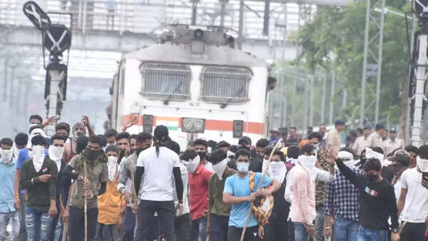 Agnipath protest: Youngsters pelt stones, hamper train movement at Lakshmibai Nagar station in MP