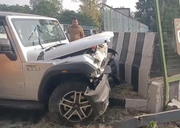 Youth dies as Thar crashes into bridge wall