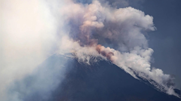 Lava fountain forms