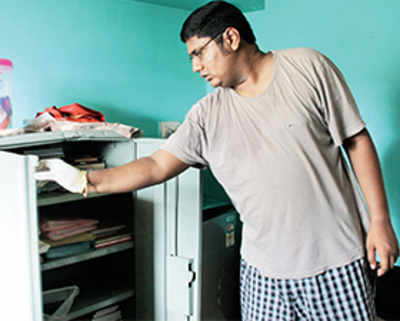 Cops’ apathy forces man to wear gloves at home