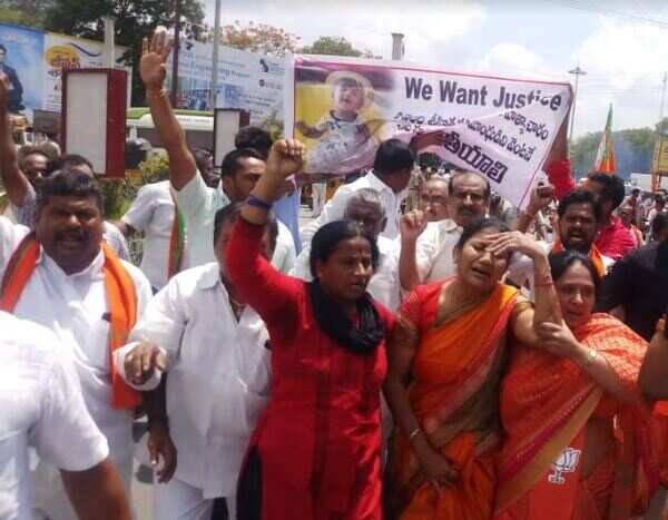 Three Telangana BJP workers hurt while setting afire KCR's effigy
