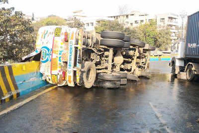 Oil leakage on Mumbai-Pune expressway disrupts traffic