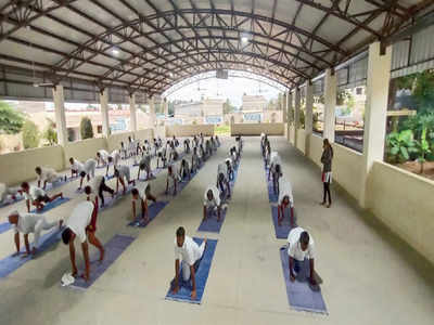 Prison inmates keep calm, do yoga