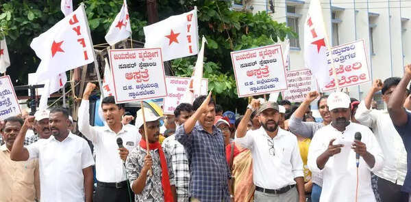 DYFI activists detained while marching to district minister’s office