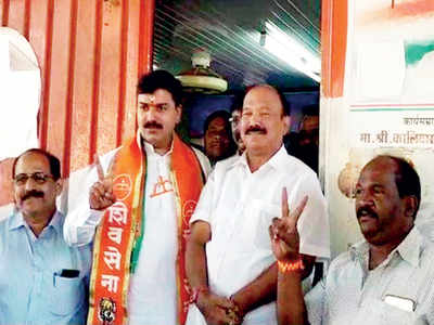 Congress legislator Kalidas Kolambkar offers support to Sena-BJP candidate to Rahul Shewale