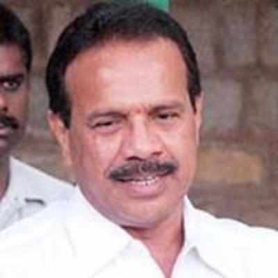 Backing Kumar, CM forgets HC ruling