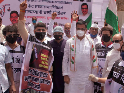 Maharashtra: Congress leaders protest against rise in fuel price, demand rollback of hike