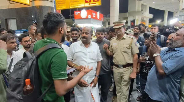 Passengers confront minister at Kilambakkam over bus shortage