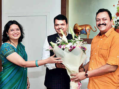 IAS officer replaces post welcoming Fadnavis with old pic of her and Uddhav