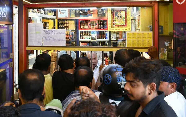 Thousands queue up at off-shops after 4-day ban, Sat supply a worry