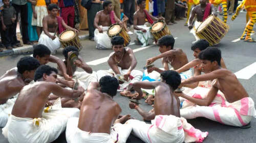 U oyogini tizzalarigacha uning mushukiga tiqdi.