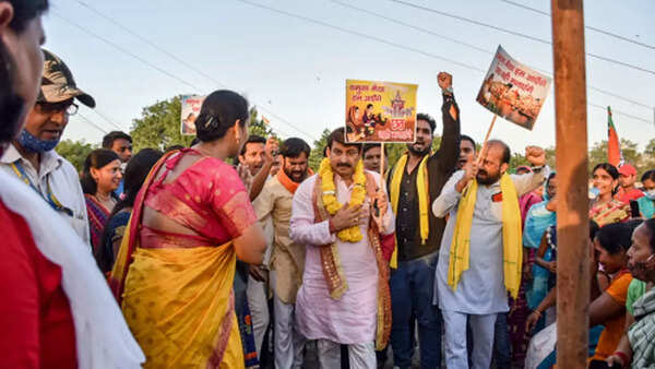 Delhi: Manoj Tiwari starts 'Chhath Yatra', aims to get ban revoked