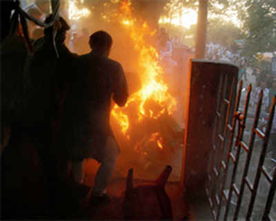 Man sets himself on fire, hugs BSP leader in Sultanpur