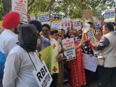 CM Uddhav Thackeray meets delegation of PMC depositors protesting outside Matoshree, assures help