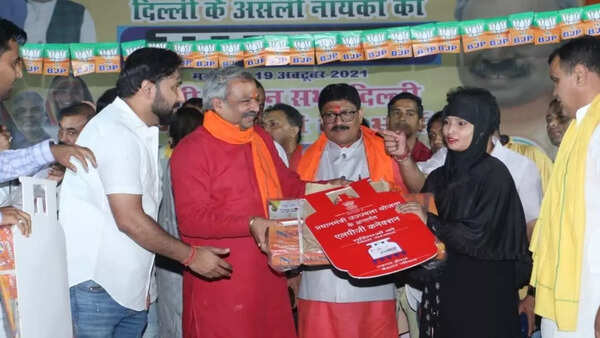 Delhi BJP chief Adesh Gupta distributes gas connections in slums