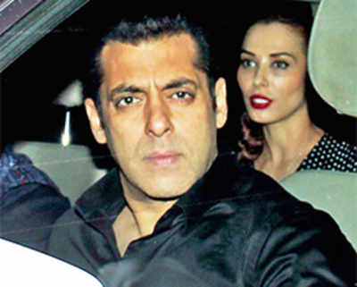 Salman Khan enters, Malaika Arora exits Deanne Pandey's bash