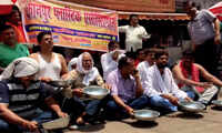 Manufacturers stage protest against plastic ban in UP's Kanpur 