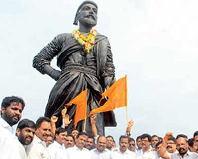 Sainiks defy police to unveil a Shivaji statue outside airport