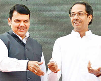 Fadnavis, Uddhav’s new bonhomie signals Sena-BJP poll pact