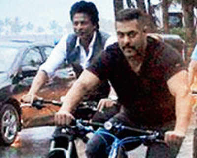SRK and Sallu chat the night away…