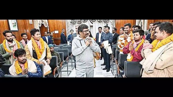 Uttarakhand tunnel rescue: Jharkhand families arrange 'murga' to thank local deities