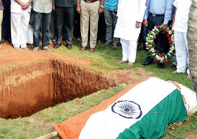 Tricolour on Parvathamma’s coffin: Lawyer files complaint