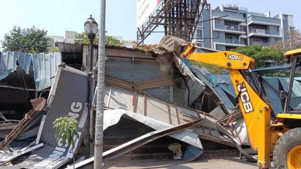 PCMC intensifies anti-encroachment drive, clears more than 300 illegal structures in 40 days