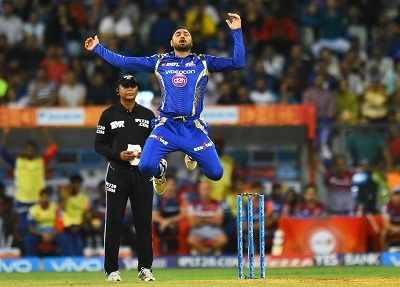 IPL: Mumbai Indians withstand Delhi Daredevils' onslaught, defend paltry total of 143