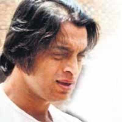 SRK gets shoaib