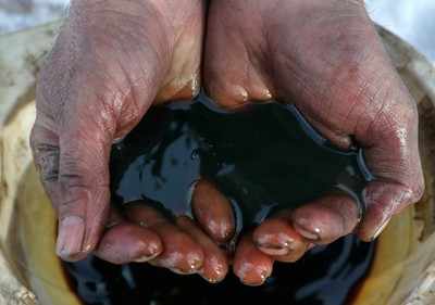 Oil falls on coronavirus surge but on track for weekly gain
