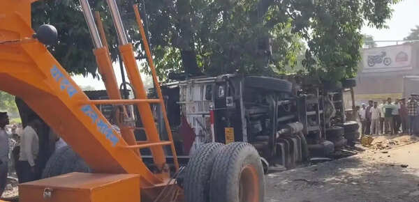 14-yr-old girl among 2 killed as coal-laden truck runs amok in Kannauj