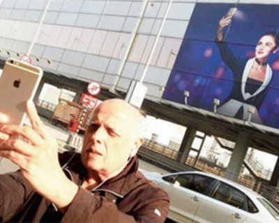 Alia Bhatt shares a picture of father Mahesh Bhatt taking a selfie with a billboard with her on it