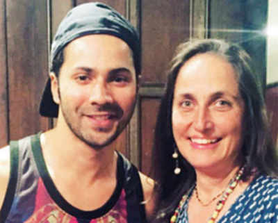 Varun reunites with his acting teacher Sanjana Kapoor after 18 years