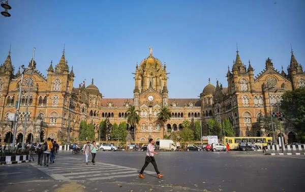 Station master suspended after CSMT routing lapse in Mumbai; Central Railway services hit for half an hour
