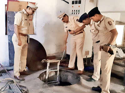 Thane hsg society members held for septic tank deaths