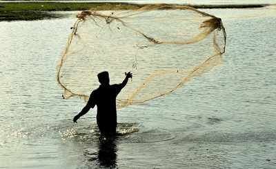 Pakistan arrests 10 Indian fishermen