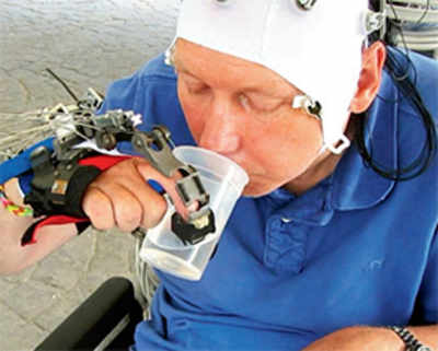 Scientists develop robotic hand for quadriplegics